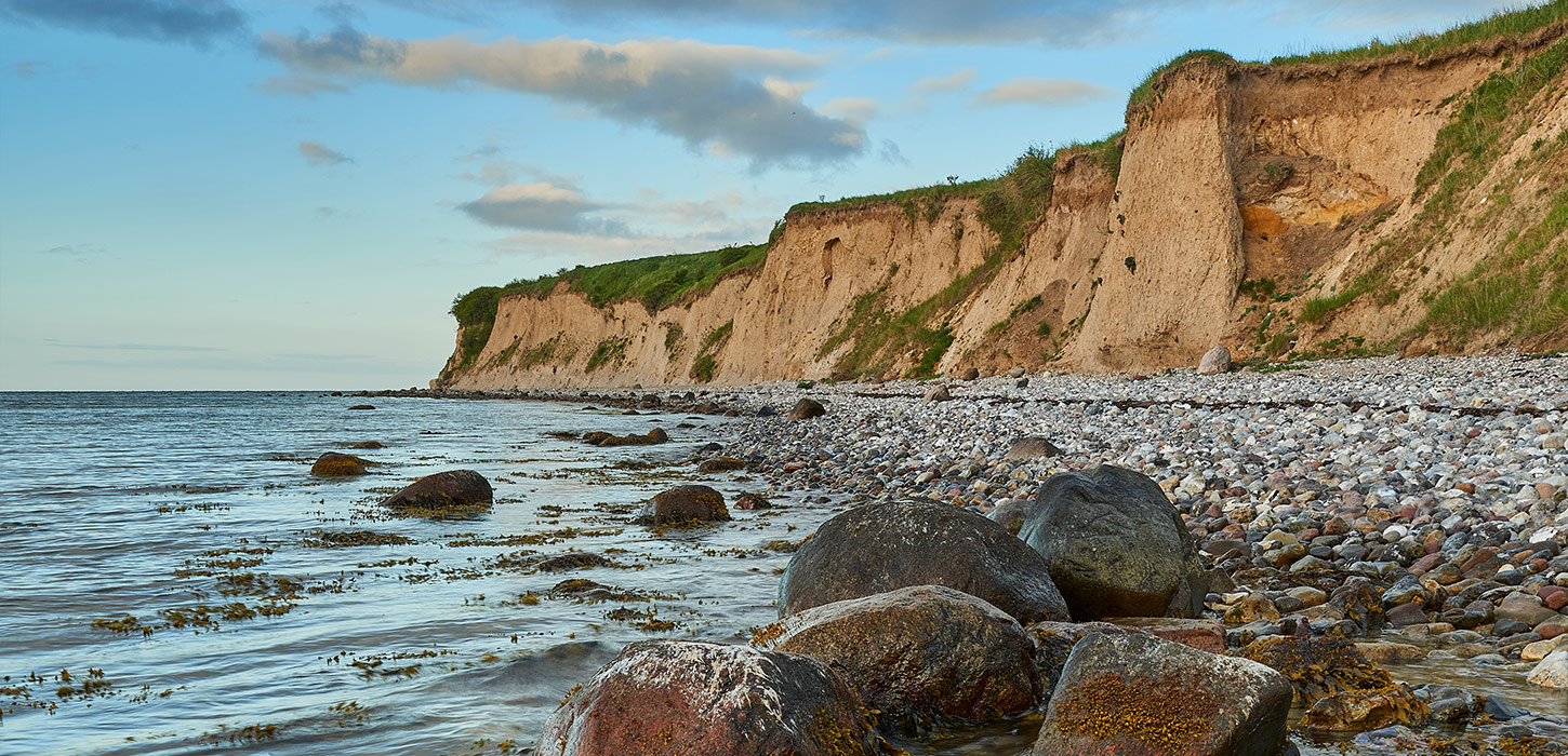 Klinterne på den østlige side af Vejsnæs Nakke fotograferet mod syd