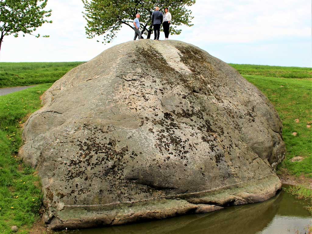 Damestenen med mennesker på toppen. Geopark Det Sydfynske Øhav