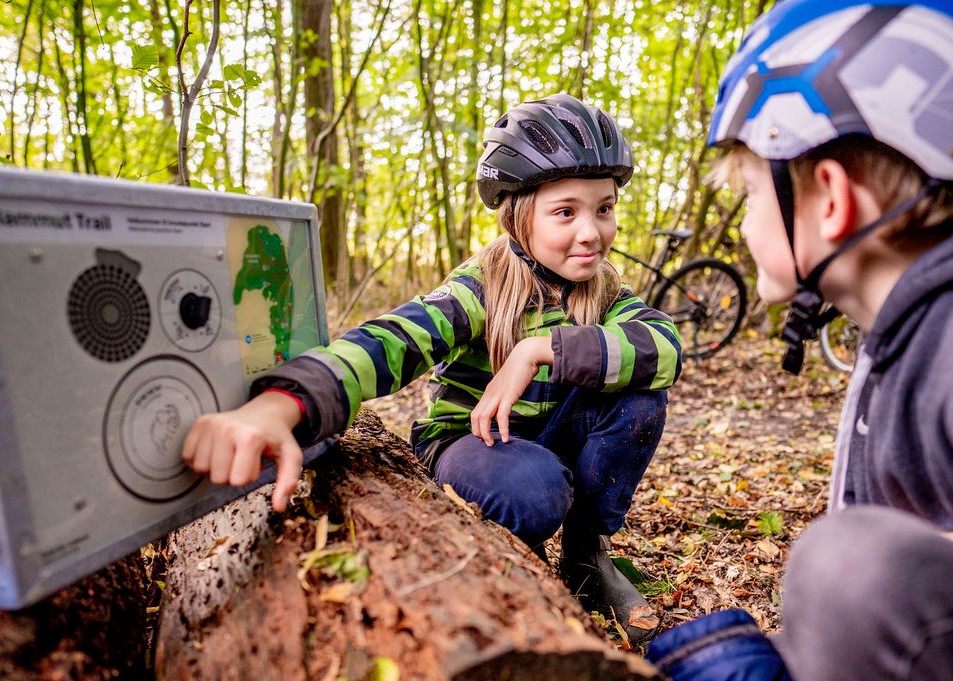 Børn ved lyttepost langs Mammut trail