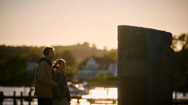 Et ungt par lytter til lydvandringen Sundhets Stilhed