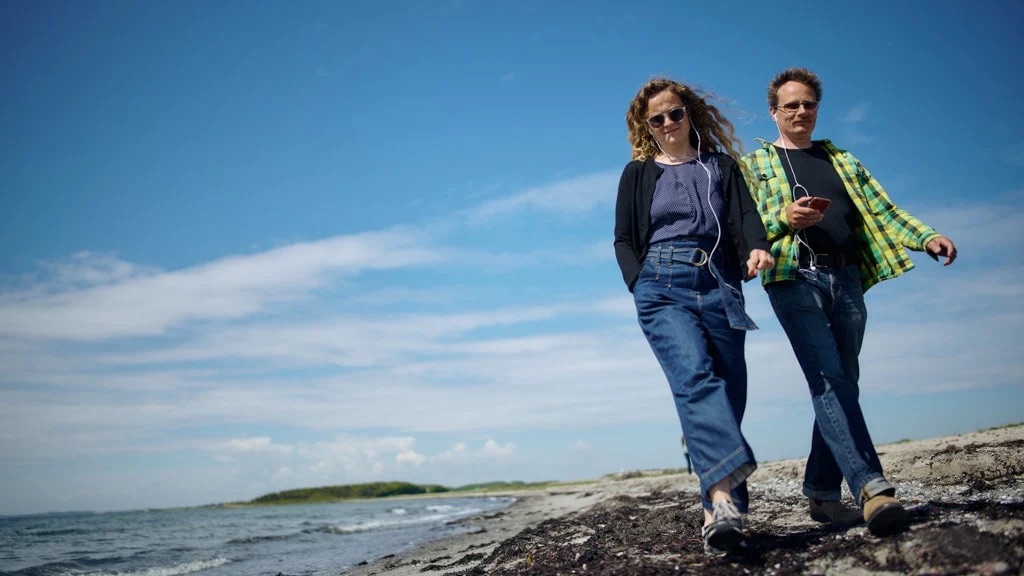 Par lytter til lydvandring langs kysten
