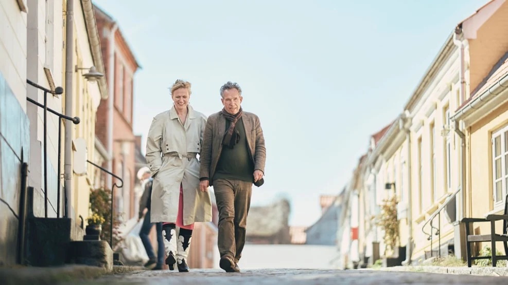 Carsten Jensen og Jannie Schjødt Kold vandrer i Marstal