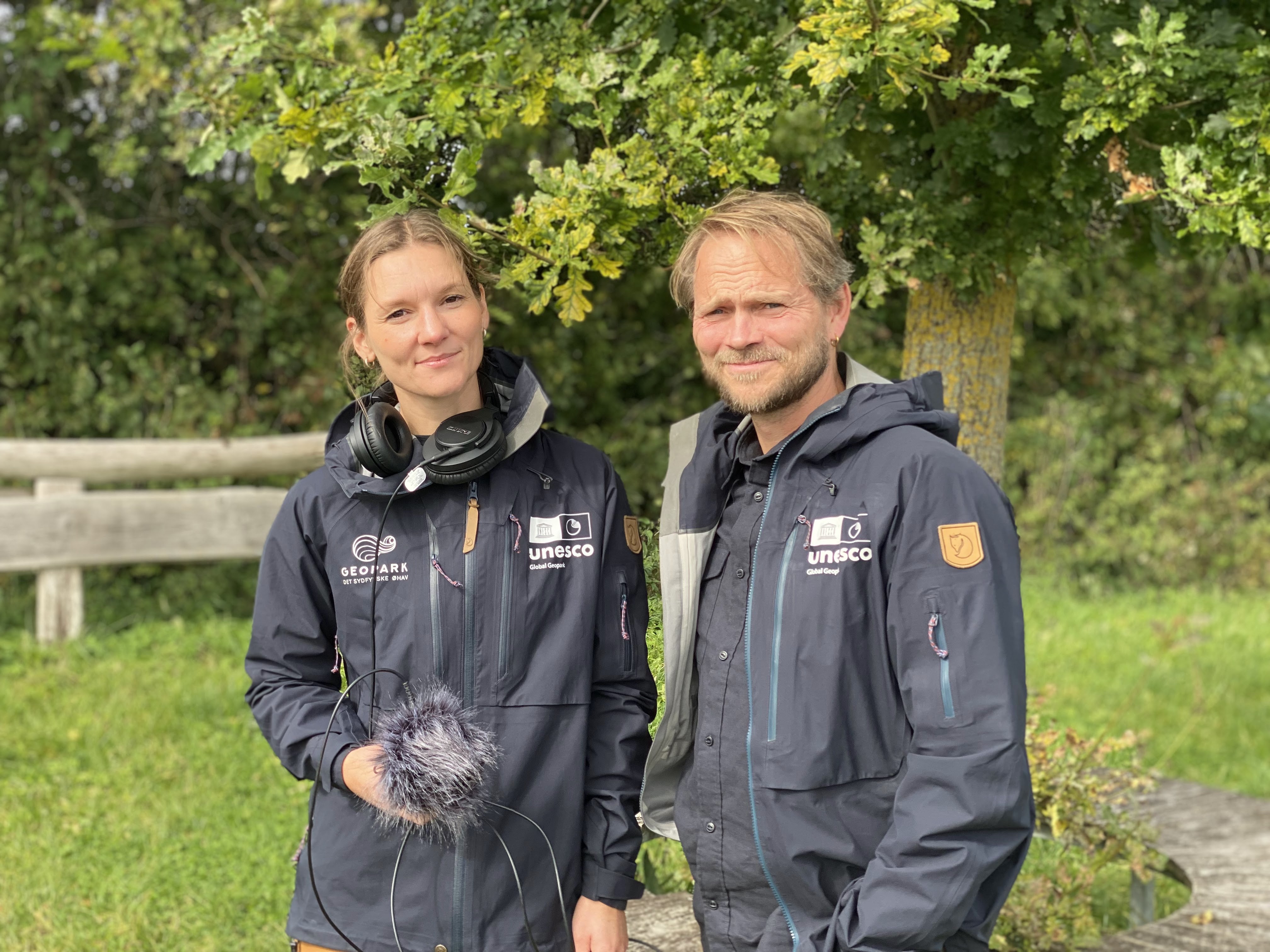 Geoparkens sekretariatsleder og geolog på podcast optagelse