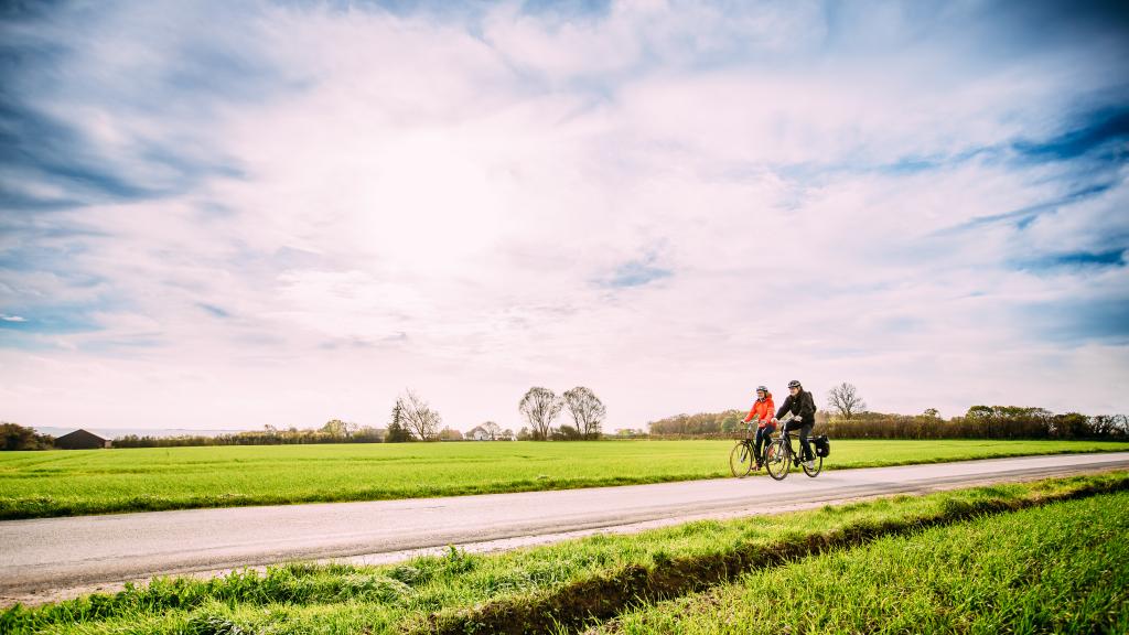 To cyklister på landevej på Sydfyn