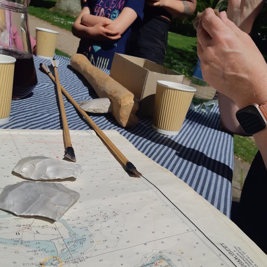 workshop ved kysten i forbindelse med projekt nautisk skulpturleg