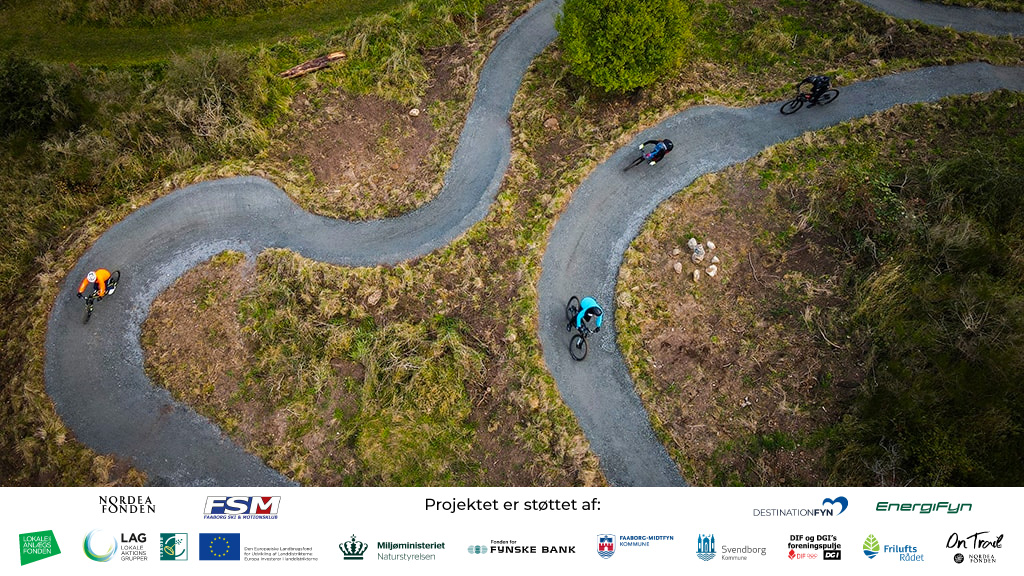 Dronefoto af mountainbikespor i Svanninge Bakker med støttelogoer