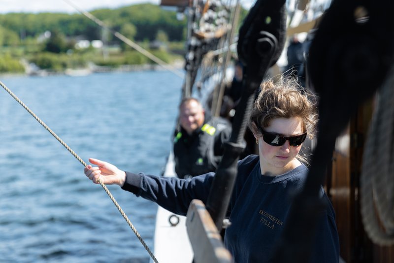 Kvinde om bord på skonnerten Fylla i Det Sydfynske Øhav under Geopark Dage