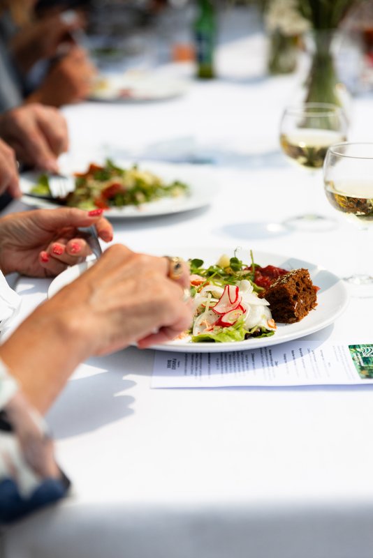 Opdækningen ved langbordsfrokost på Torvet i Rudkøbing 