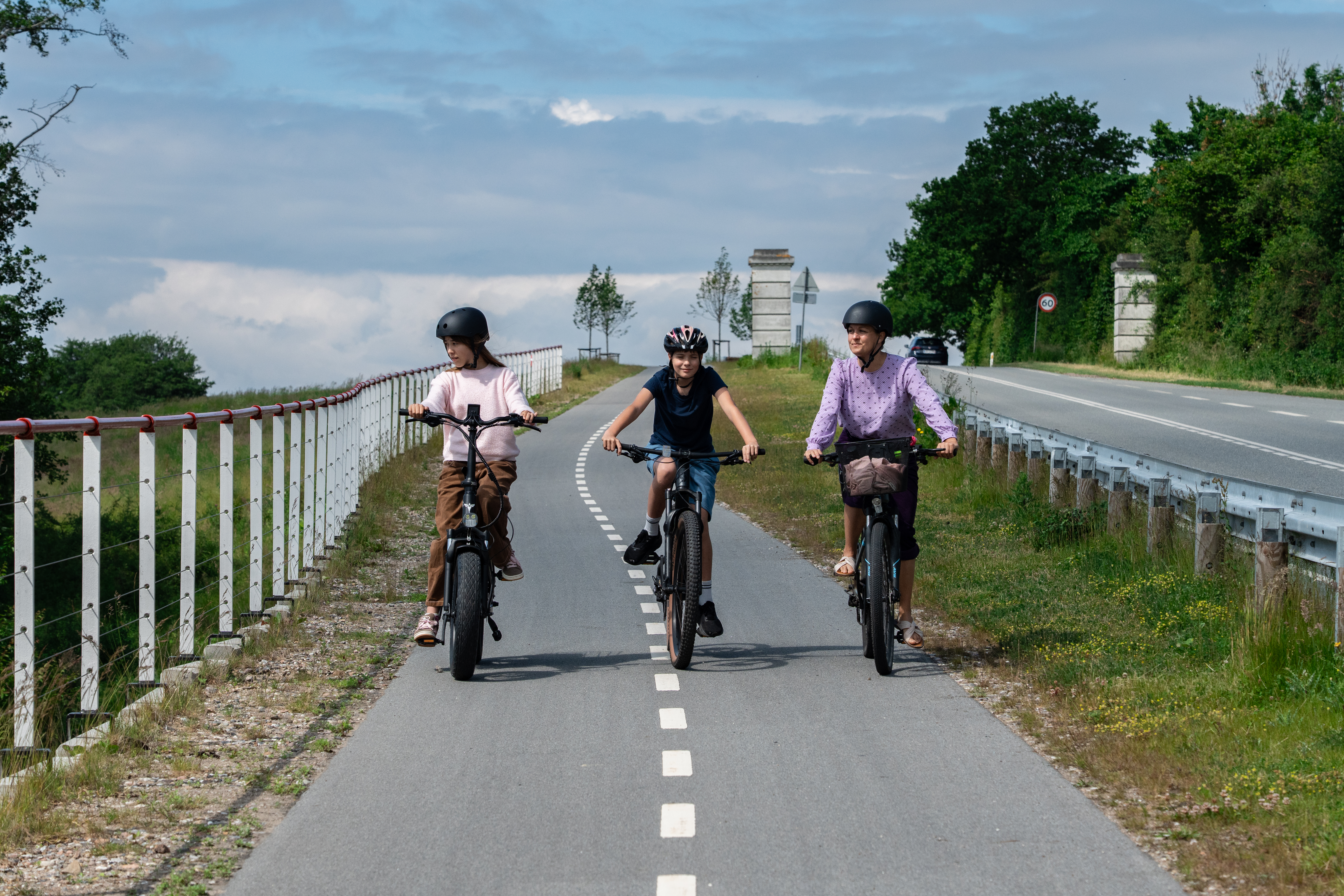 Mor med to børn cykler på den nye cykelsti ved Hvidkilde