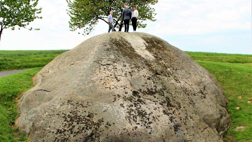 Damestenen med mennesker på toppen. Geopark Det Sydfynske Øhav